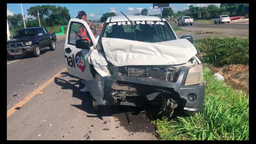 Se accidenta equipo de prensa en la autopista Duarte en La Vega