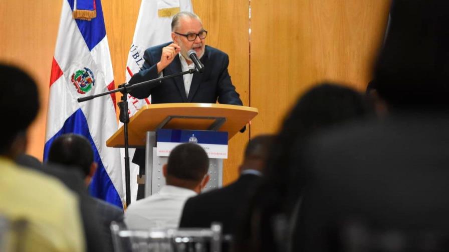 Ceara Hatton estima que la economía de RD podría crecer por encima de un 7 %
Mepyd: Economía podría crecer por encima de un 7% Ceara Hatton estima que la economía de RD podría crecer por encima de un 7 %
Mepyd: Economía podría crecer por encima de un 7%