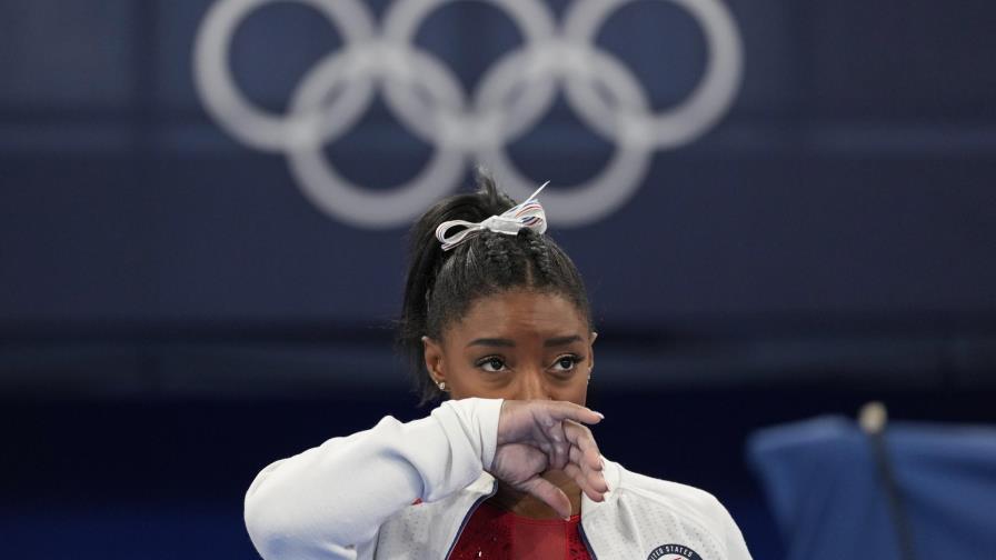 Biles se retira de las pruebas de salto y barras asimétricas