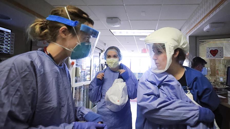 Médicos y enfermeras en EEUU, agotados y abrumados por virus