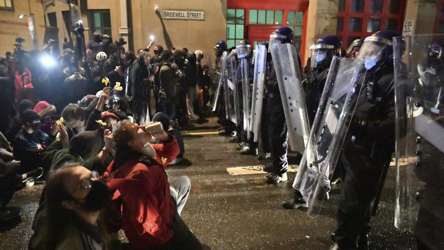 Manifestantes chocan con policías en 3ra noche de protestas