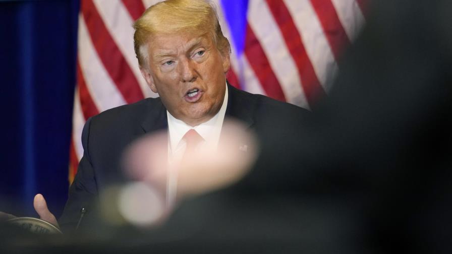 Trump trata de atraer a latinos durante gira por el oeste
