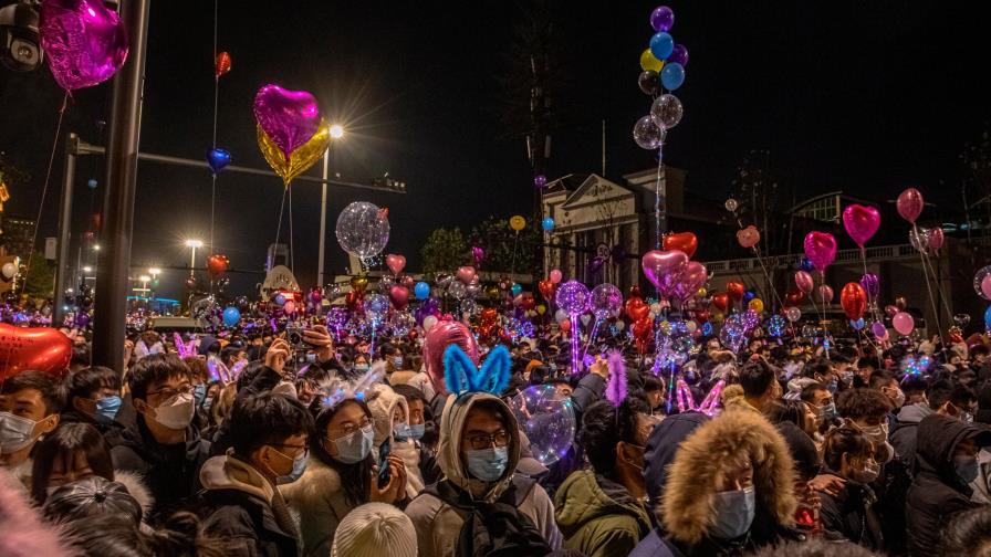 “Tenemos derecho a disfrutar”: Wuhan celebró en masa la llegada del 2021