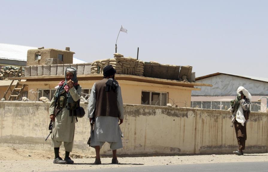 Talibán se extiende en sur de Afganistán; toma 4 ciudades