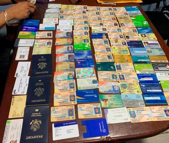Atracador tenía 67 cédulas, 33 tarjetas bancarias y 27 seguros médicos de sus víctimas