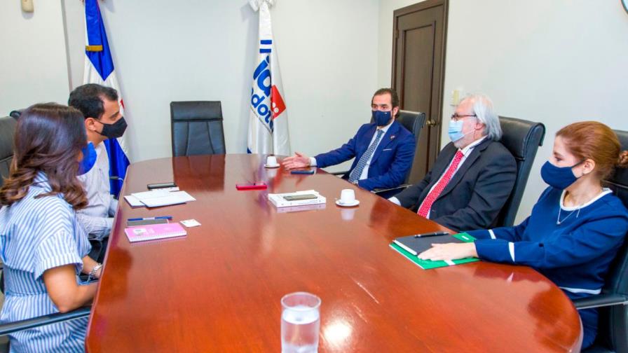 Indotel estudia propuesta de Escuela de Negocios y la Universidad a Distancia de Madrid 