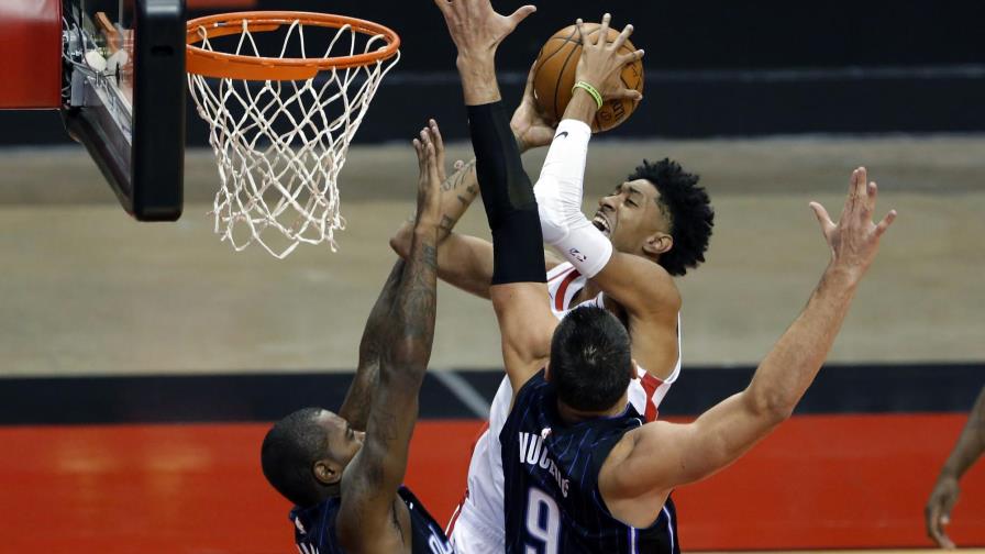Rockets le pasan encima a un diezmado Magic