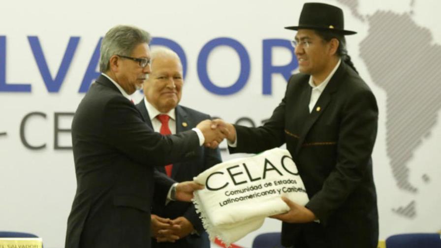 Bolivia recibe Presidencia protempore de la CELAC de parte de El Salvador