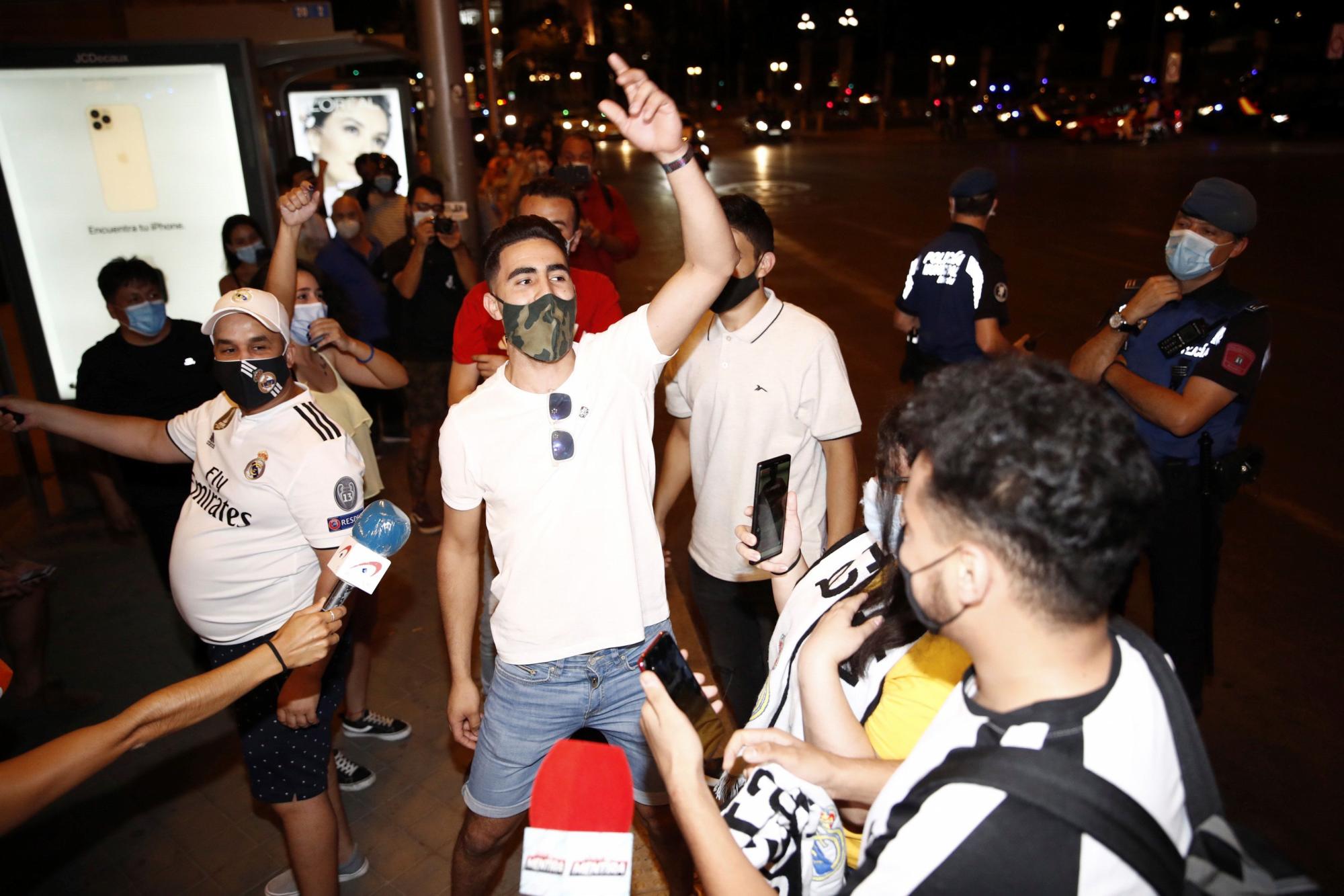 Aficionados del Real Madrid celebran la corona ganada por el equipo. (EFE/Javier Lopez)