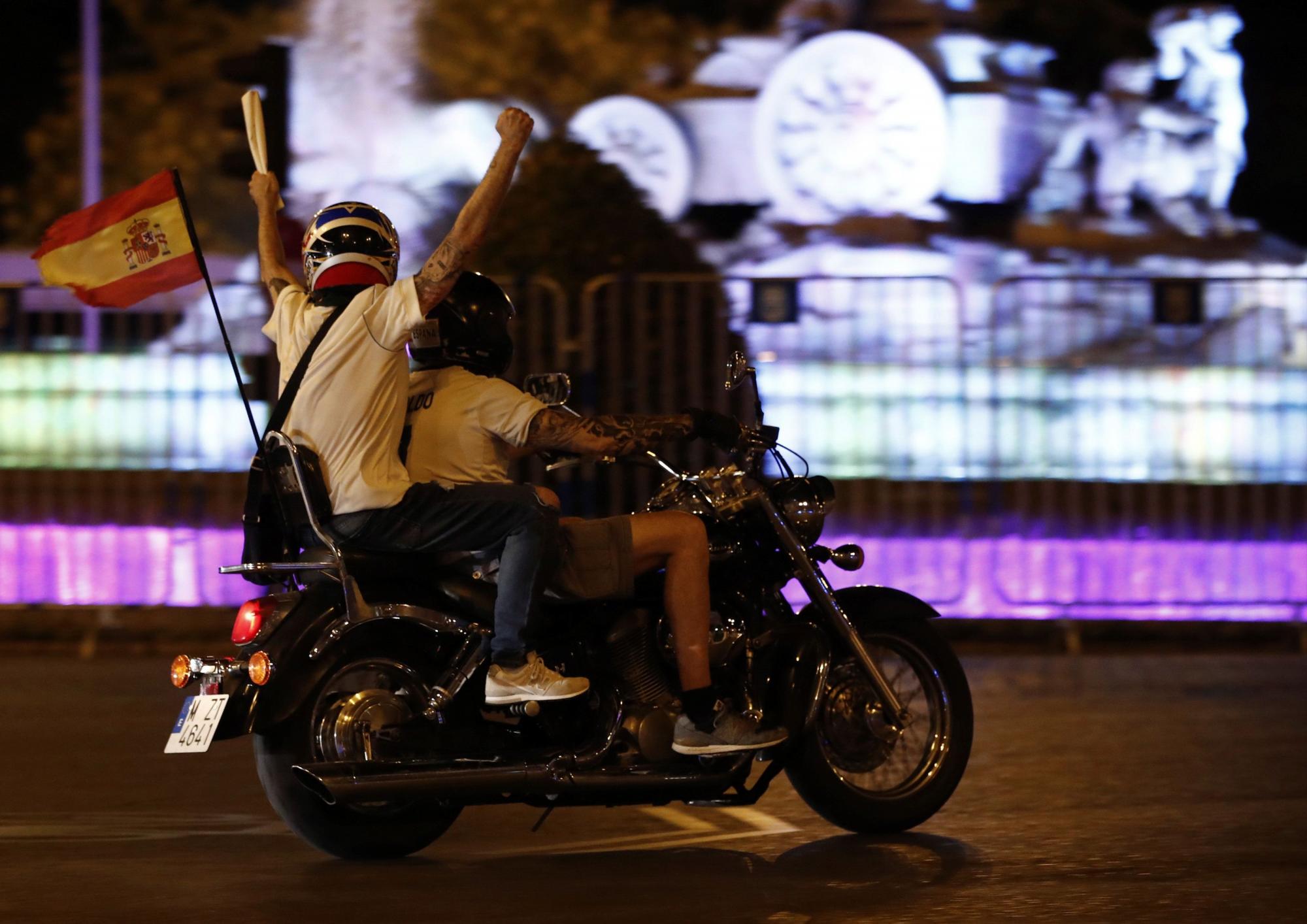 Aficionados del Real Madrid celebran la corona ganada por el equipo. (EFE/Javier Lopez)