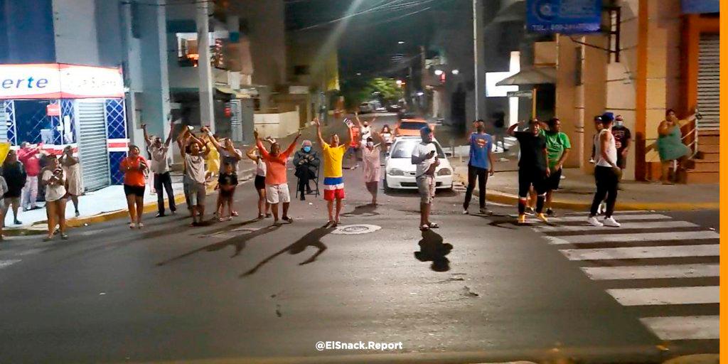 Sanders celebrando el triunfo de las Águilas Cibaeñas en Santiago. 