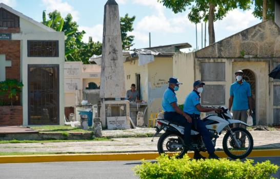 Entre emociones y recuerdos familias de difuntos dan vida a los cementerios 