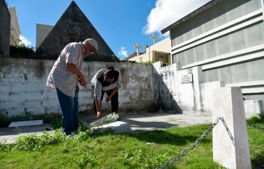 Entre emociones y recuerdos familias de difuntos dan vida a los cementerios 