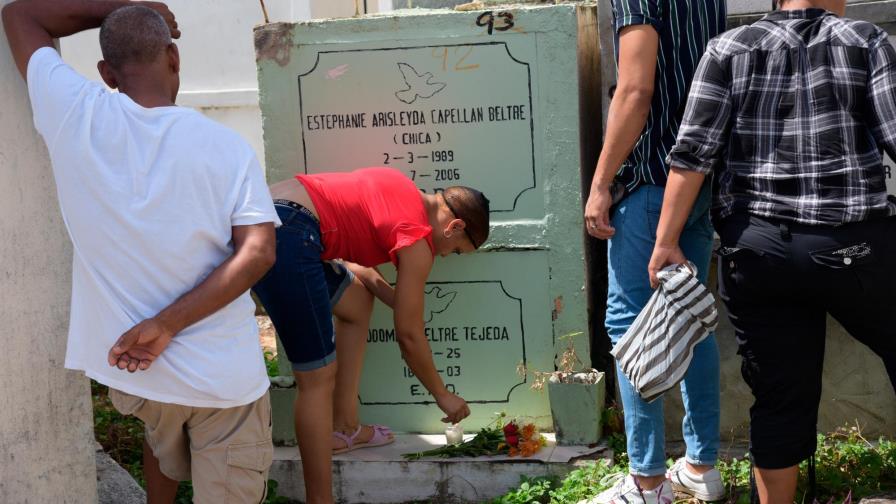 “Yo te quiero aquí mamá”; ayer decenas visitaron los cementerios