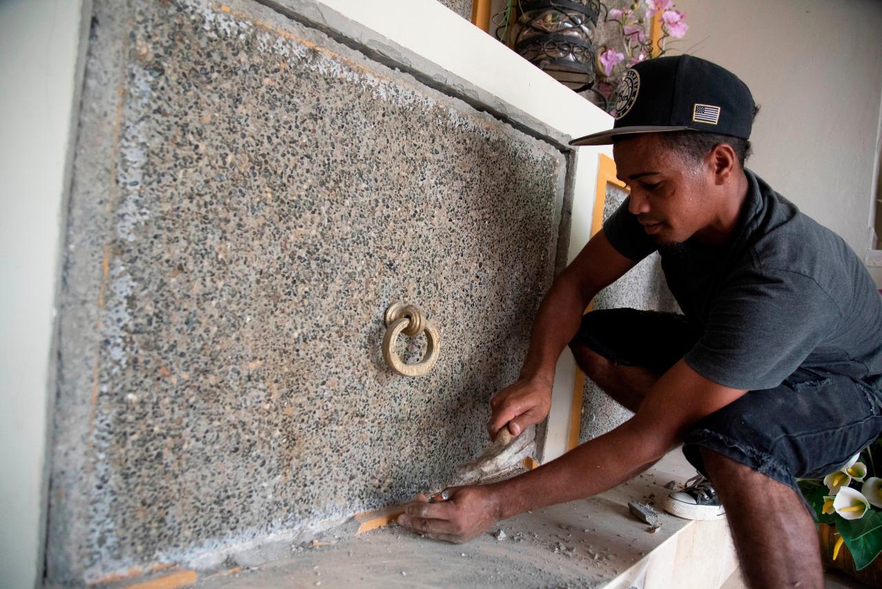En el nicho se encuentran trabajadores adecuando el lugar.