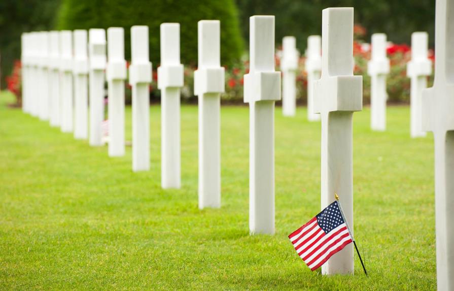 El funeral en EE. UU. de un veterano sin familiares recibe a miles de personas