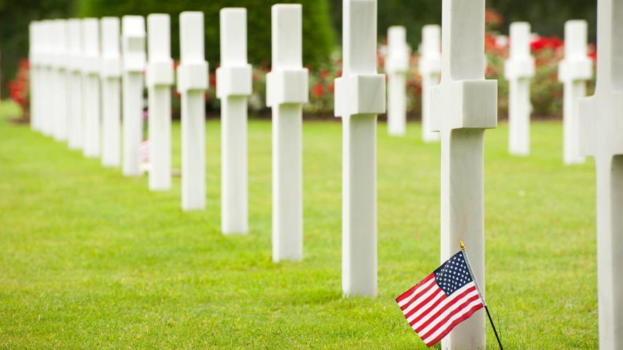 El funeral en EE. UU. de un veterano sin familiares recibe a miles de personas