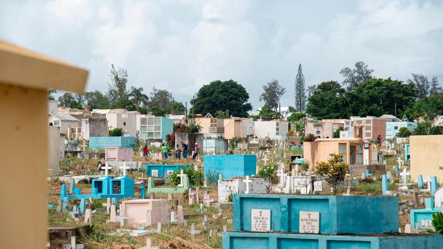 Cementerios preparados para recibir hoy a deudos 
