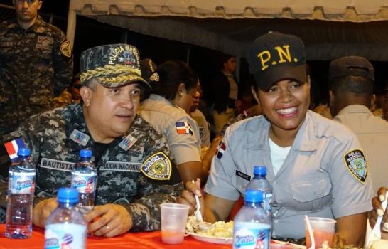 Director de la Policía cena con agentes durante labor de supervisión preventiva