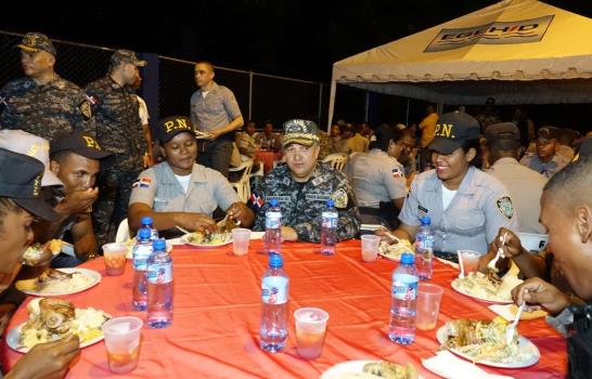 Director de la Policía cena con agentes durante labor de supervisión preventiva