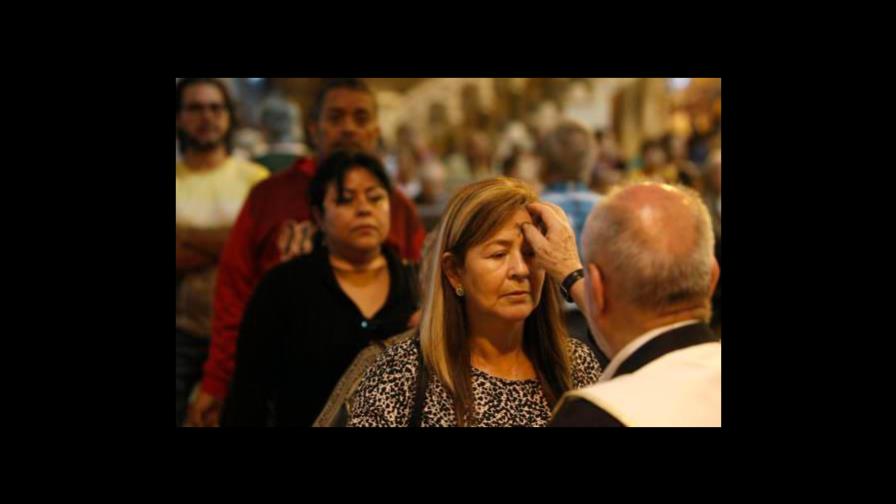 Este miércoles es de ceniza, pero no se impondrá la cruz en la frente de los católicos