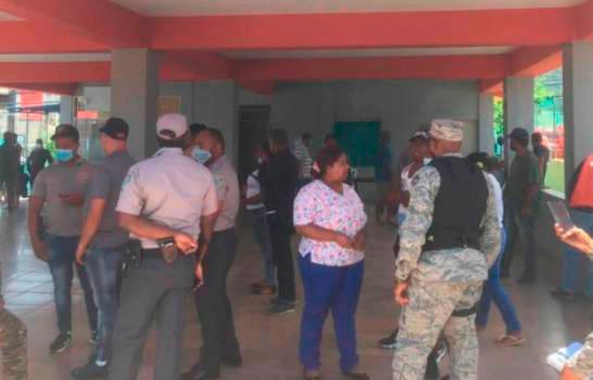 Aún no han recuperado fusil robado a militar en centro de vacunación de Puerto Plata