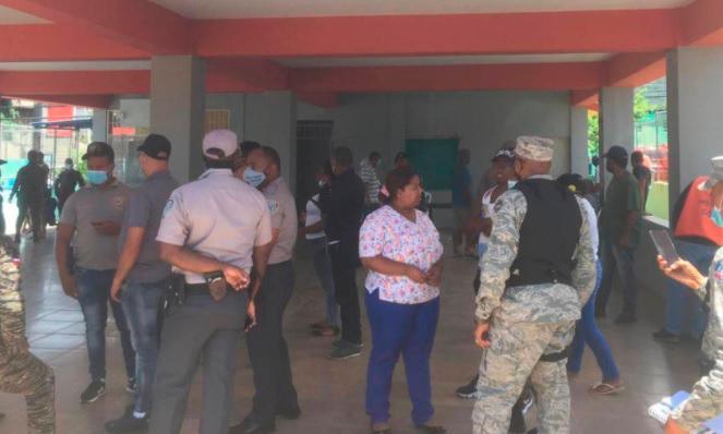 Investigan dirigente popular por robo de fusil en punto de vacunación en Puerto Plata