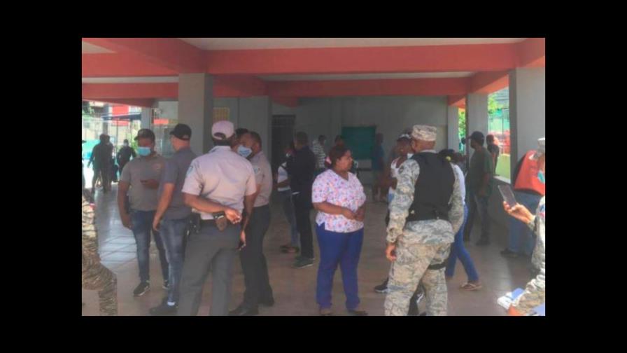 Investigan dirigente popular por robo de fusil en punto de vacunación en Puerto Plata