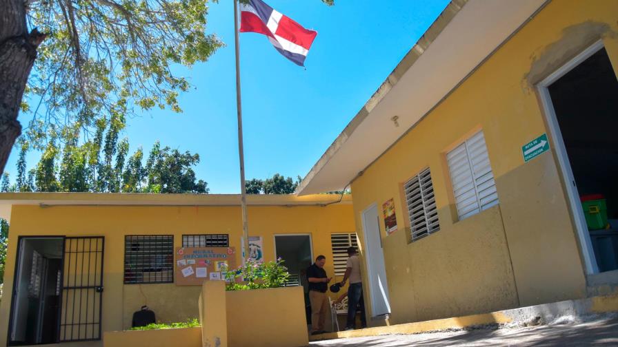 Padres de niña abusada por tres estudiantes en escuela reclaman justicia contra agresores