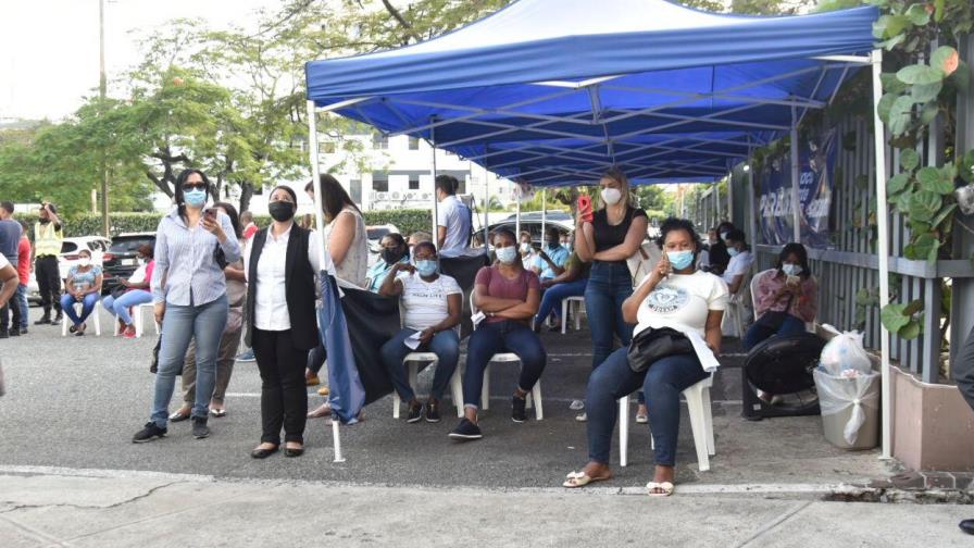 Aumenta flujo de personas en centros de vacunación contra el COVID-19 