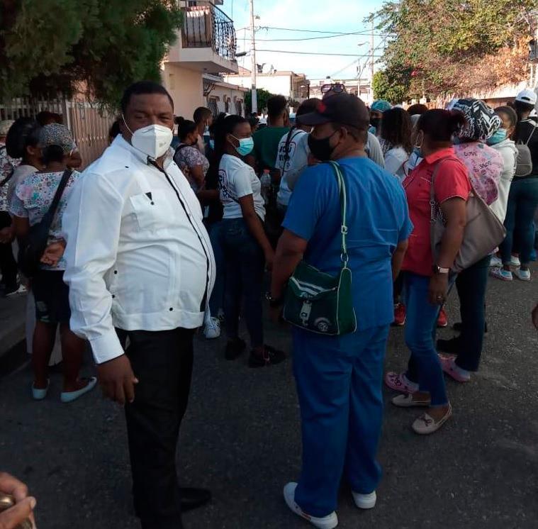 Abarrotan centros de vacunación de San Pedro de Macorís tras anuncio de Salud Pública 