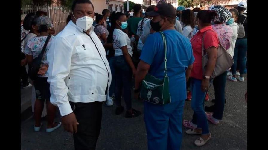 Abarrotan centros de vacunación de San Pedro de Macorís tras anuncio de Salud Pública Abarrotan centros de vacunación de San Pedro de Macorís tras anuncio de Salud Pública