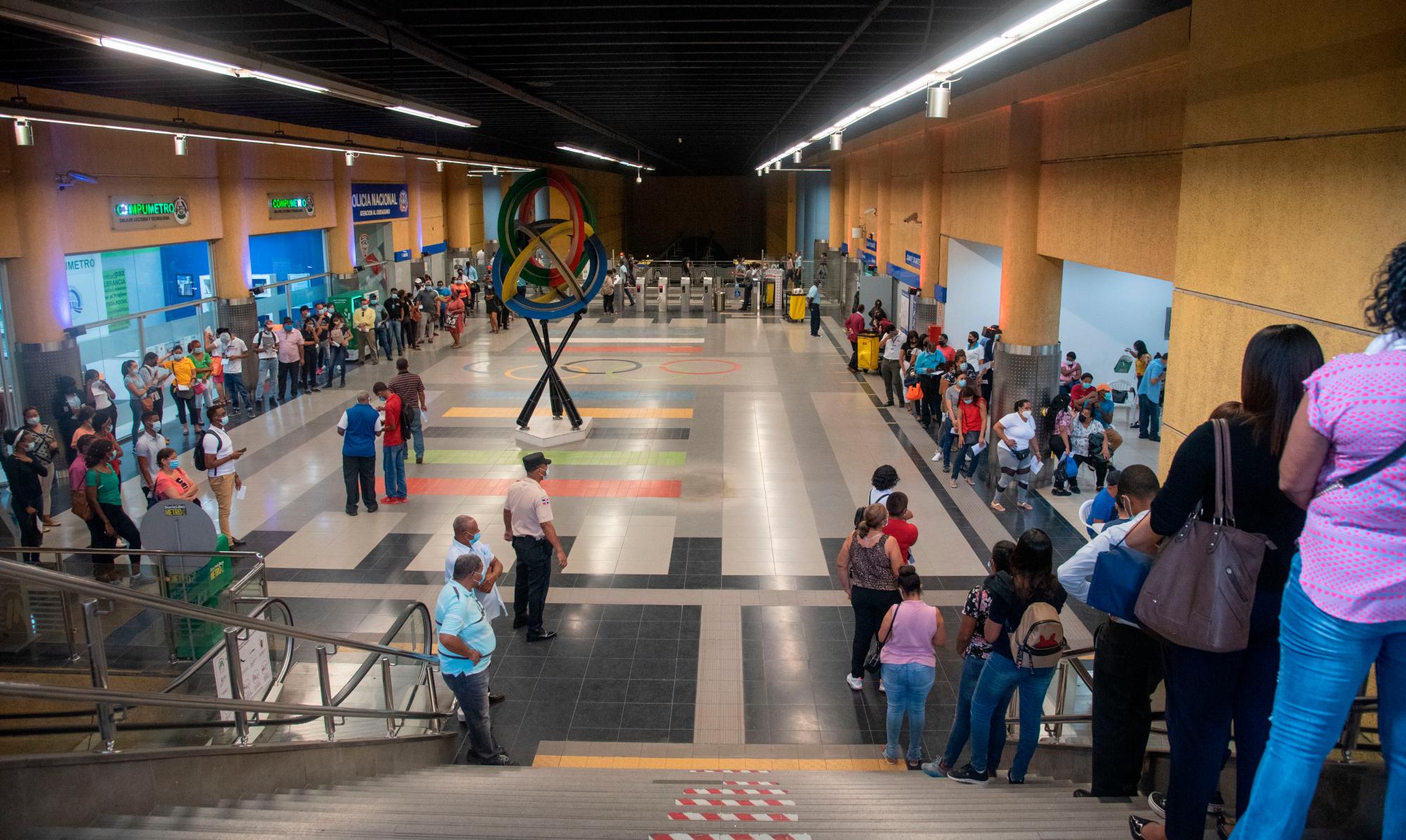 Fila para inocularse en la estación Juan Pablo Duarte del Metro de Santo Domingo.