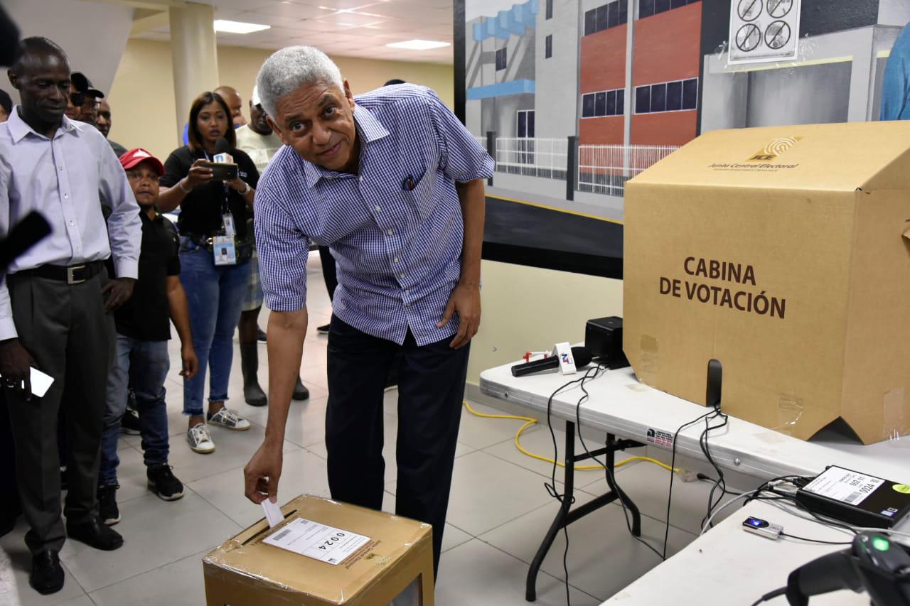 El actual alcalde de San Cristóbal, Nelson Guillén, al momento de votar en las suspendidas elecciones.  