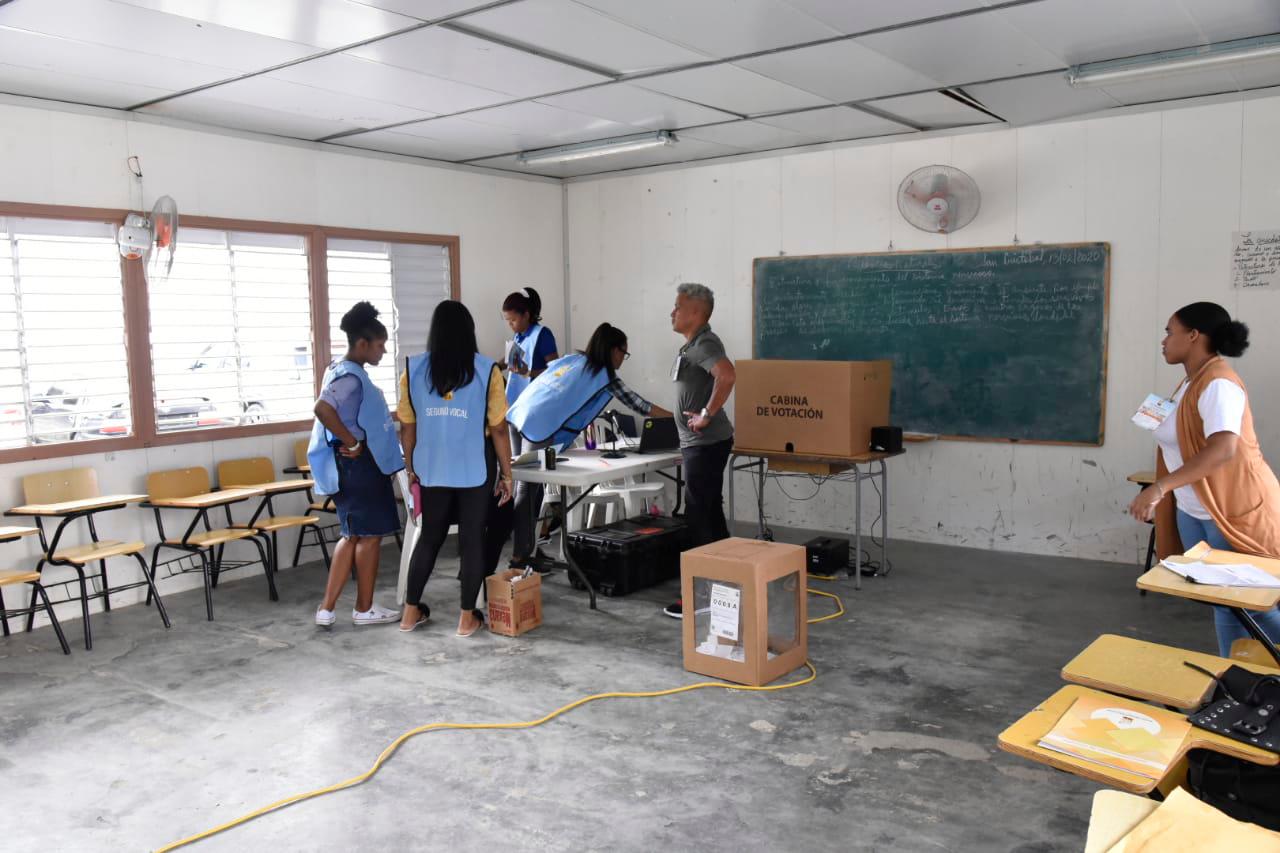 Miembros de la Junta desmantelan uno de los colegios electorales en San Cristóbal enterarse de la suspensión de las elecciones.