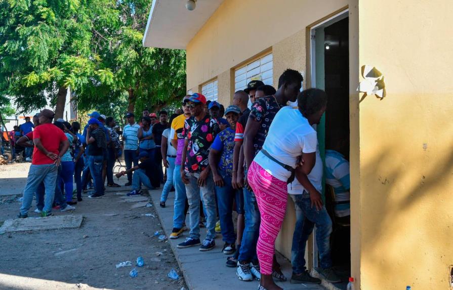 Centros de San Juan de la Maguana siguen abarrotados de votantes esperando para ejercer