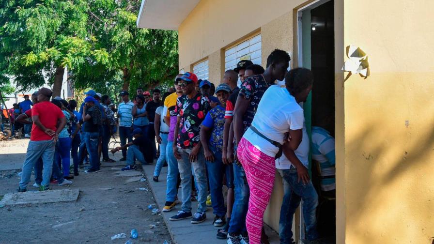 Centros de San Juan de la Maguana siguen abarrotados de votantes esperando para ejercer
