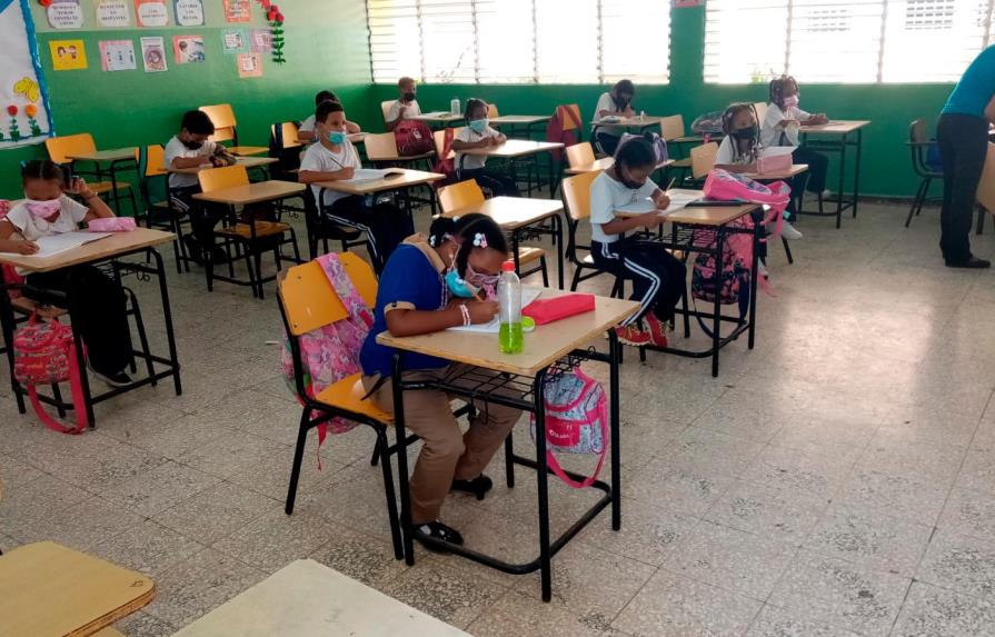 Integrarán maestros contratados a clases presenciales en el Distrito y Santo Domingo