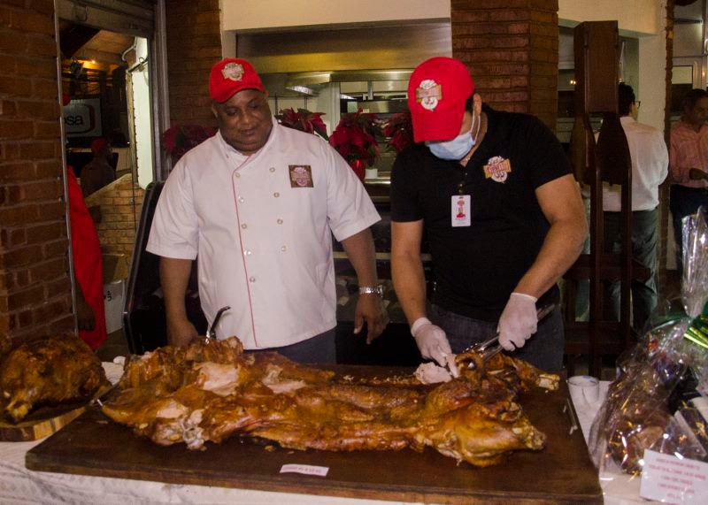 Exhición del cerdo a la caja china.