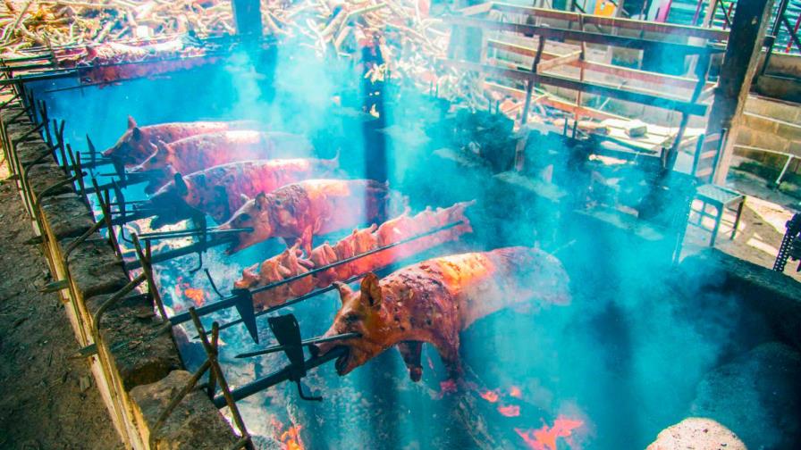 Por la raya: Asadores de cerdo de Santiago se acogen en regularización de la alcaldía