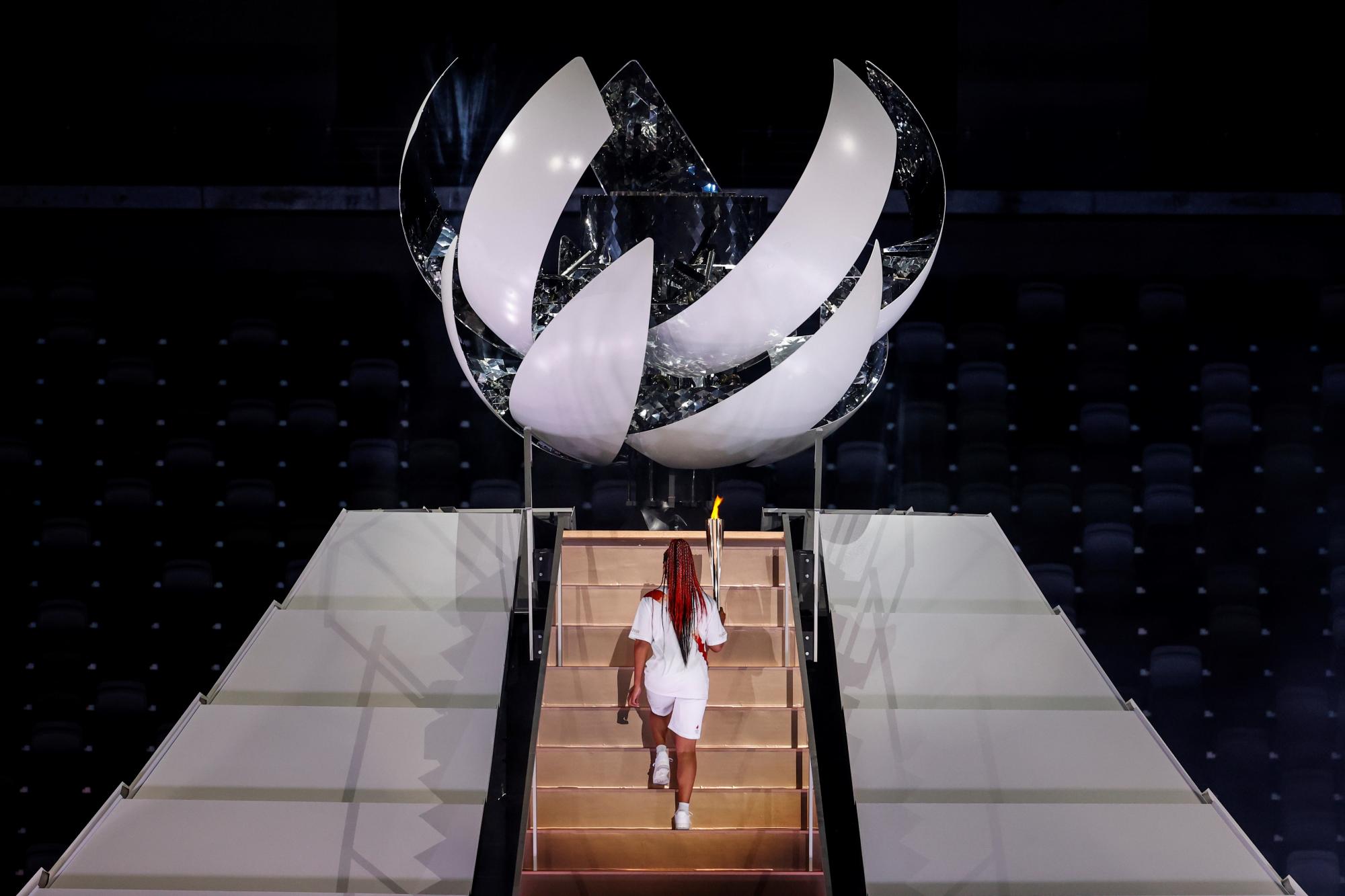 La tenista japonesa Naomi Osaka enciende el pebetero olímpico durante la ceremonia inaugural de los Juegos Olímpicos de Tokio 2020, este viernes en el Estadio Olímpico. (EFE/Enric Fontcuberta)