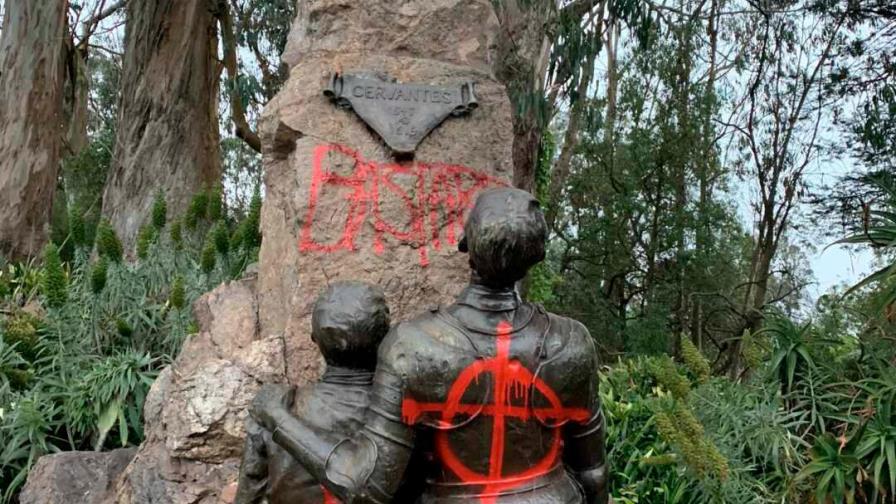 Activistas vandalizan estatua de Cervantes en San Francisco