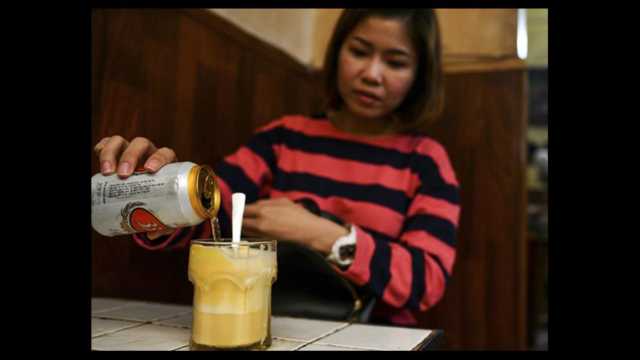 La cerveza con huevo, un cóctel para gourmets en Vietnam