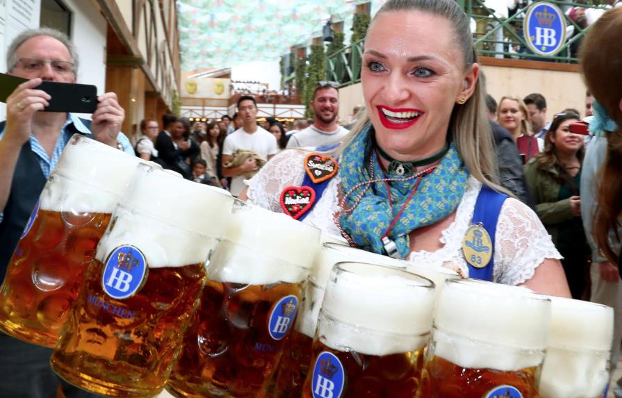 Fluye la cerveza en Múnich al comenzar la Oktoberfest