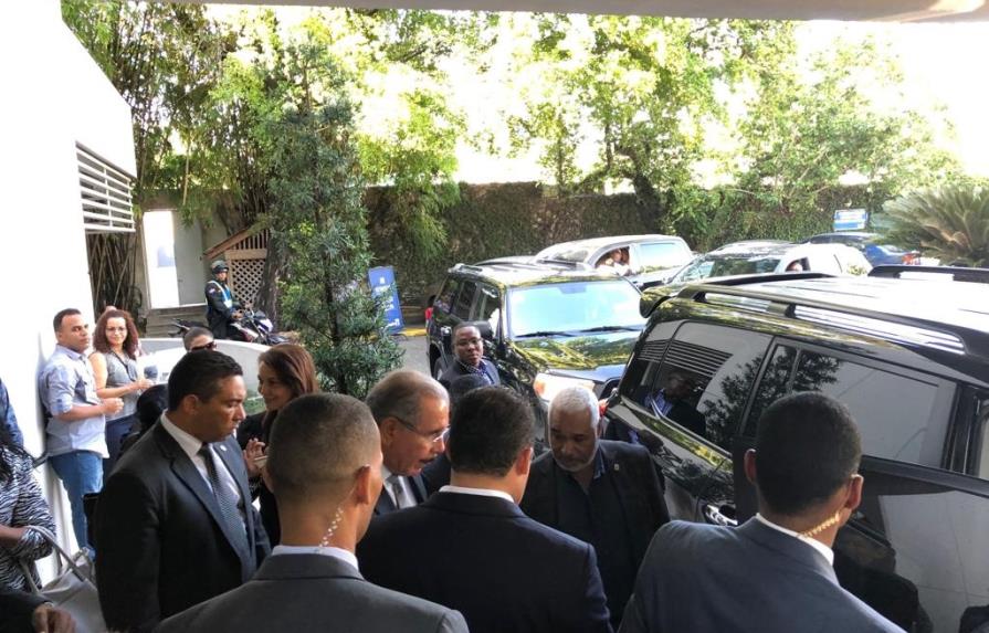 Danilo Medina acude a funeraria para darle pésame a empresario 
