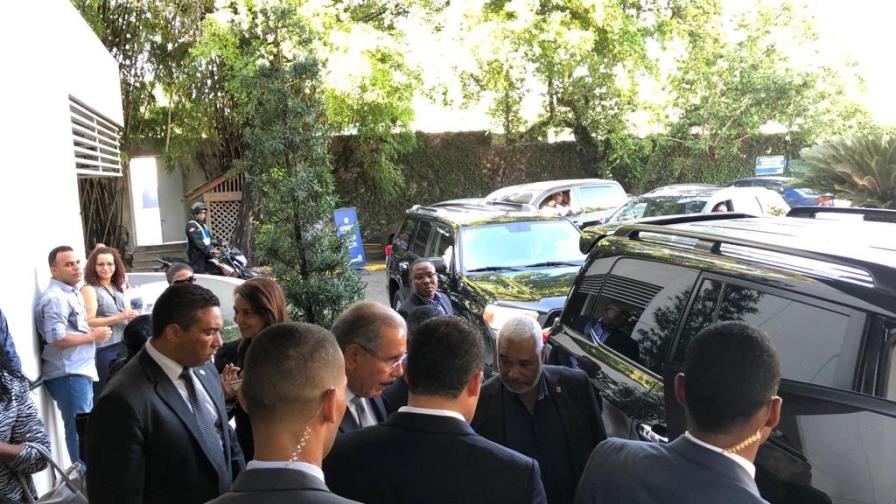 Danilo Medina acude a funeraria para darle pésame a empresario 