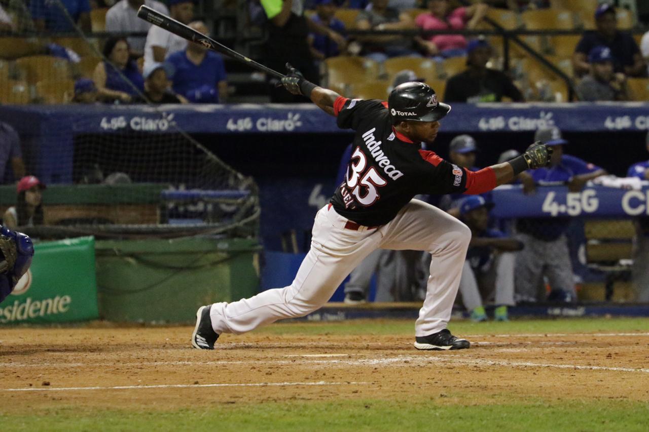 César Puello pegó un hit en el inning 12 para impulsar desde segundo a Franchy Cordero con la carrera que decidió el partido a favor de los Leones del Escogido, el sábado 29 de diciembre del 2018.