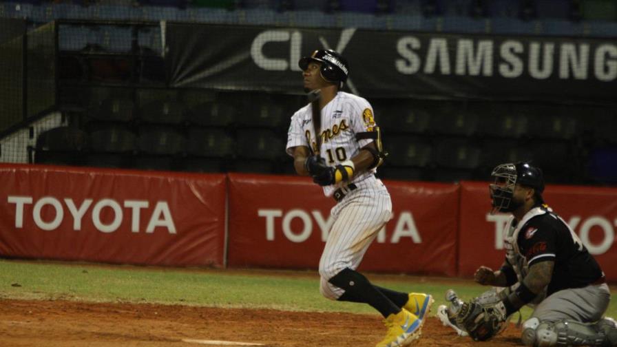 Leones remontan y vencen a los Tiburones en el béisbol de Venezuela