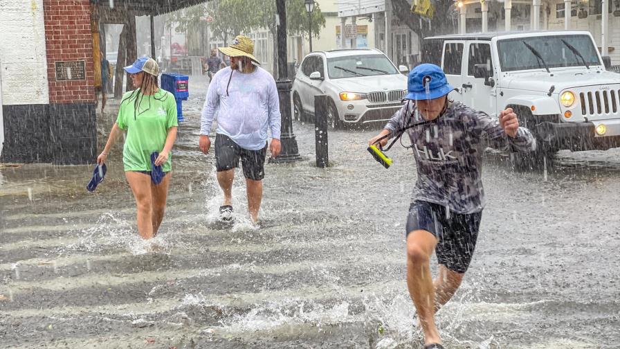 Elsa se debilita a tormenta y amenaza a la costa de Florida