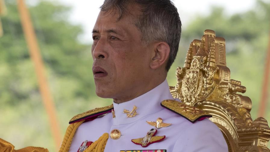 Rey de Tailandia somete unidades militares a su autoridad